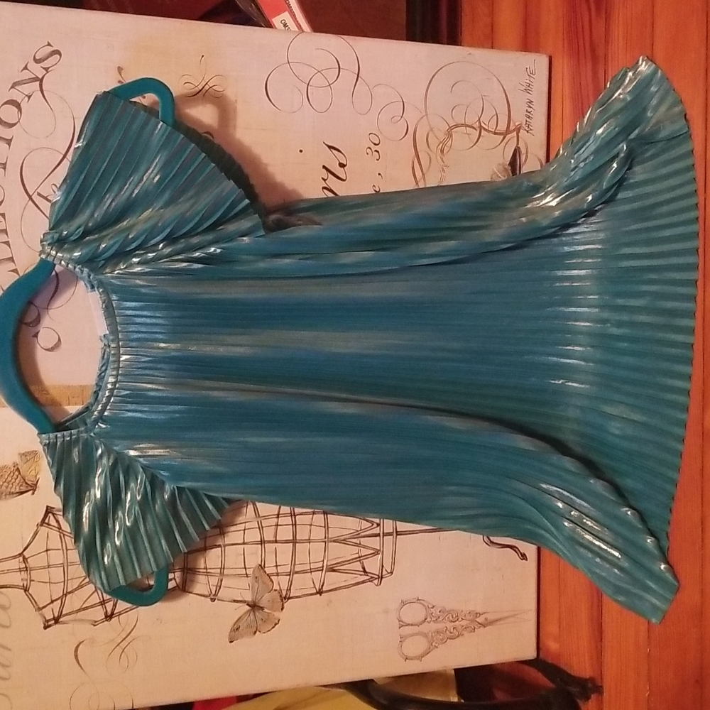 OshKosh 5T pleated Green with gold shimmer dress
